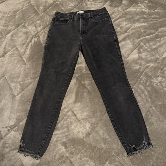 Good American Good Curve Skinny Crop Jeans - Picture 3 of 8